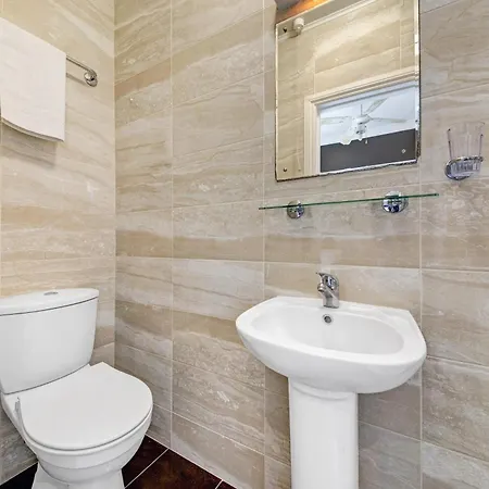 Hotel Oyo Bostons Manor Hotel, Hanwell London 3*