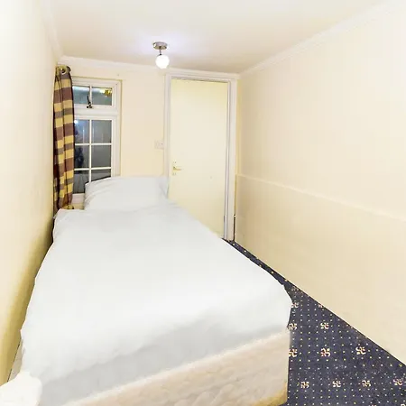 Old Oak Tree Hotel 2*