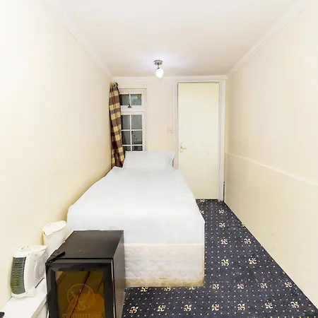 Old Oak Tree Hotel