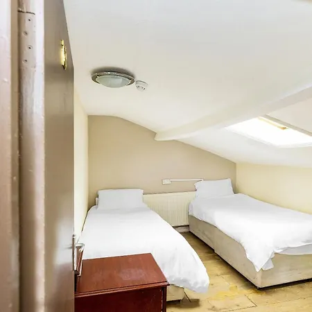 Old Oak Tree Hotel 2*