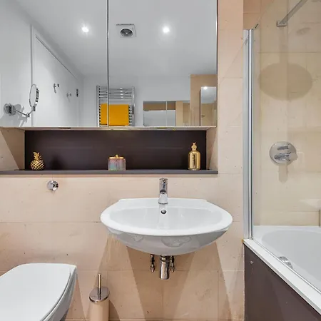 Designer Victorian Flat With Large Terrace