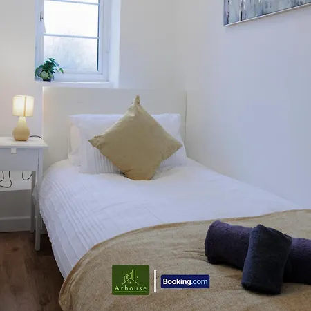 2 Bedroom By Arhouse Short Lets & Serviced Highbury With Free Wifi *
