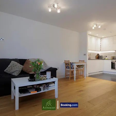One Bedroom By Arhouse Short Lets & Serviced Kingston With Free Wifi * Kingston upon Thames (Greater London)