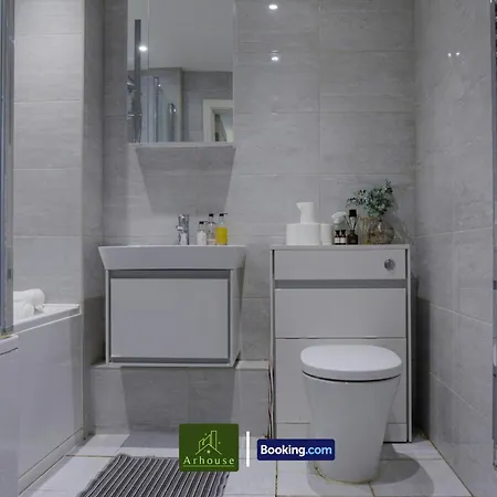 One Bedroom By Arhouse Short Lets & Serviced Kingston With Free Wifi *