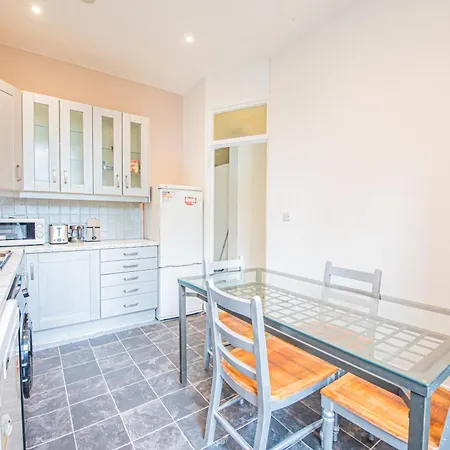 Apartment Charming Homely 3 Bedroom Flat In *