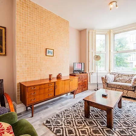 Charming Homely 3 Bedroom Flat In London