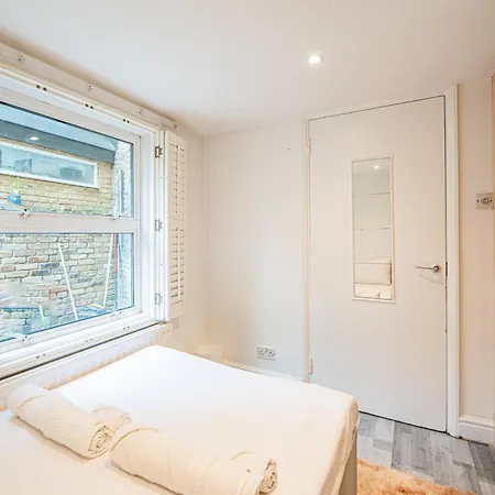 Charming Homely 3 Bedroom Flat In * London