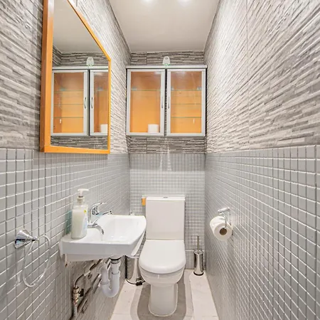 Charming Homely 3 Bedroom Flat In Apartment