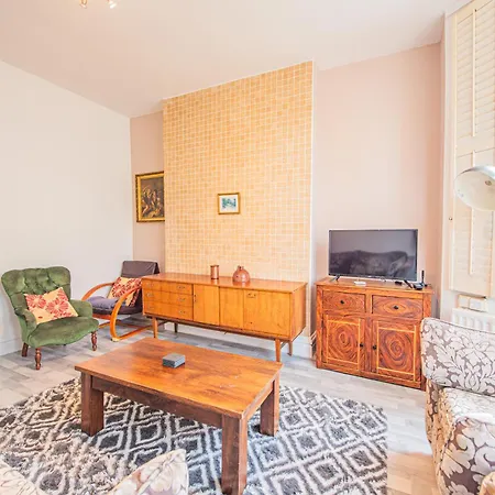 Apartment Charming Homely 3 Bedroom Flat In