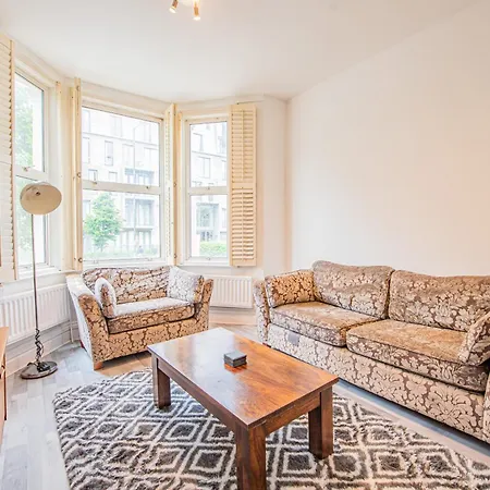 Charming Homely 3 Bedroom Flat In Apartment *
