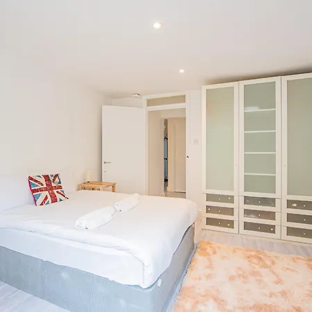 Charming Homely 3 Bedroom Flat In Apartment London