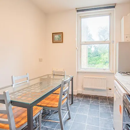 Charming Homely 3 Bedroom Flat In *
