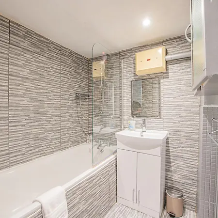 Charming Homely 3 Bedroom Flat In London
