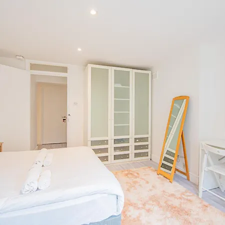Charming Homely 3 Bedroom Flat In Apartment