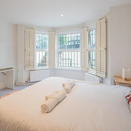 Charming Homely 3 Bedroom Flat In Apartment *