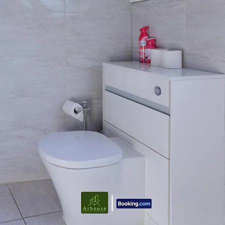 One Bedroom By Arhouse Short Lets & Serviced Kingston With Free Wifi Apartment