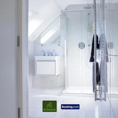 One Bedroom By Arhouse Short Lets & Serviced Kingston With Free Wifi *