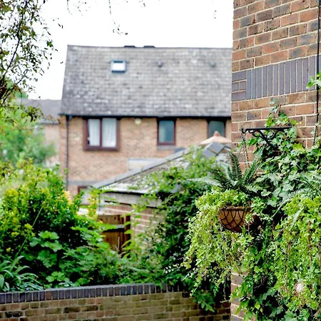 Apartment Newly Refurbished Flat With Great Transport Links