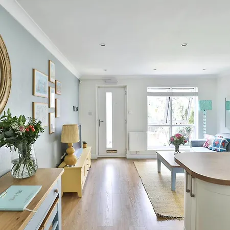 Apartment Newly Refurbished Flat With Great Transport Links *