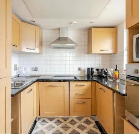Amazing River View 2 Bedroom Apartment, Sleeps 6 , Balcony And Parking * London