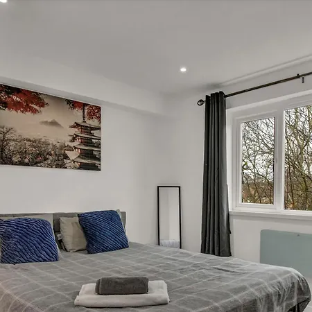 New King Size Bed With Free Parking *