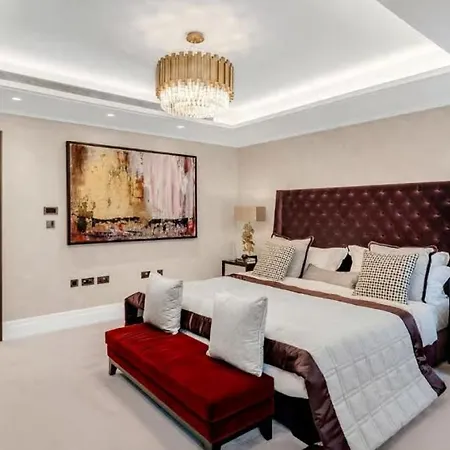 4 Bedrooms Of Comfort And Style In Apartment London