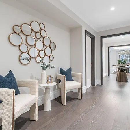 4 Bedrooms Of Comfort And Style In Appartement Londres