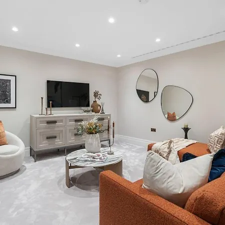 4 Bedrooms Of Comfort And Style In * London