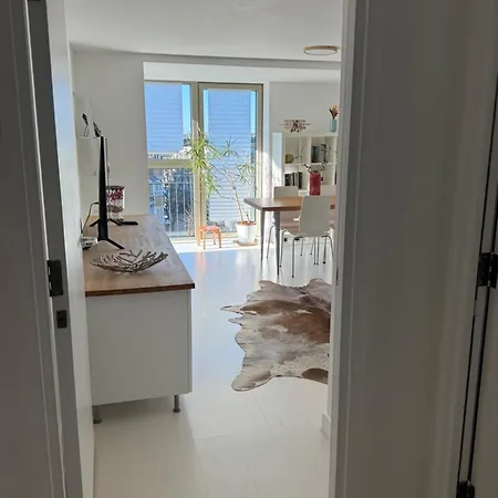 Modern Bright Flat Near Little Venice *