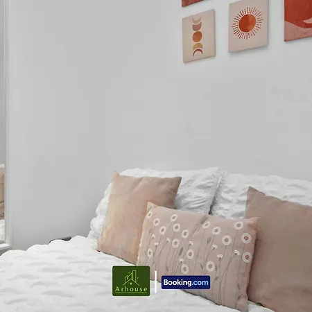 Two Bedroom By Arhouse Short Lets & Serviced Clapham With Free Wifi *