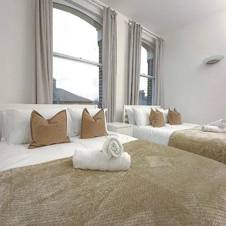 3 Bed, 2 Bath With Terrace & Local Entertainment * London