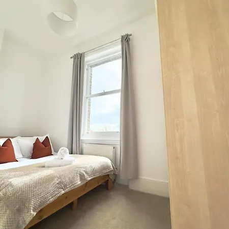3 Bed, 2 Bath With Terrace & Local Entertainment Apartment London