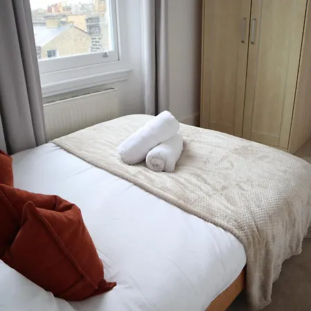 3 Bed, 2 Bath With Terrace & Local Entertainment Apartment *