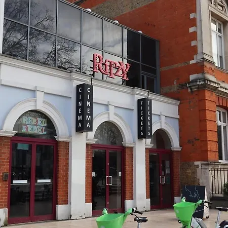 3 Bed, 2 Bath With Terrace & Local Entertainment Apartment
