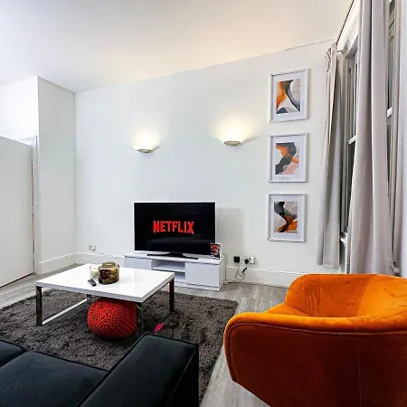 3 Bed, 2 Bath With Terrace & Local Entertainment Apartment