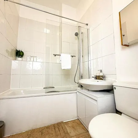 3 Bed, 2 Bath With Terrace & Local Entertainment Apartment