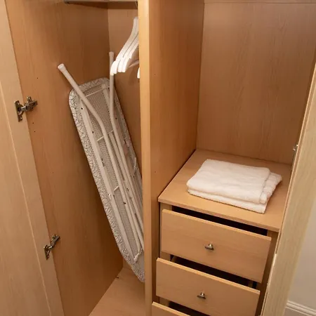 Apartment 3 Bed, 2 Bath With Terrace & Local Entertainment *