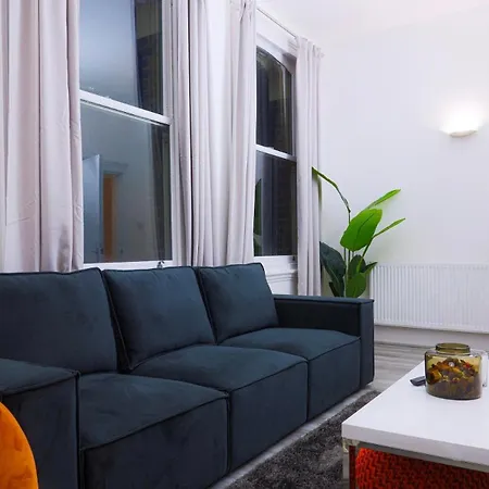 3 Bed, 2 Bath With Terrace & Local Entertainment Apartment *
