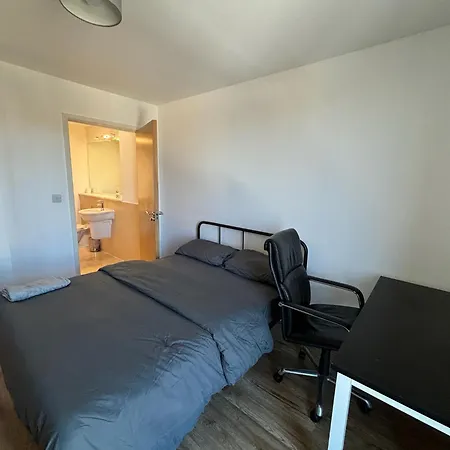 3 Bed Balcony Greenwich Retreat London