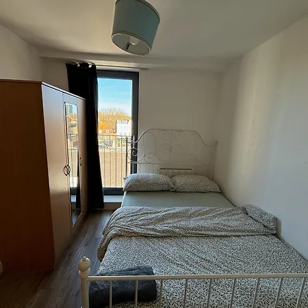 3 Bed Balcony Greenwich Retreat Apartment London