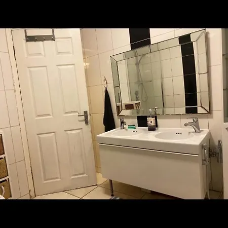 Large With Single Bed, Work Desk And Double Wardrobe Homestay Feltham
