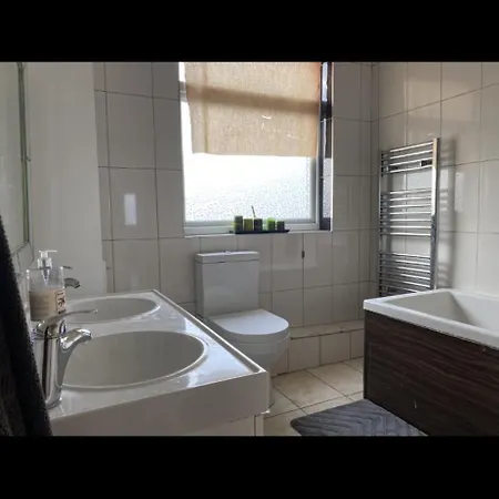 Homestay Large With Single Bed, Work Desk And Double Wardrobe *