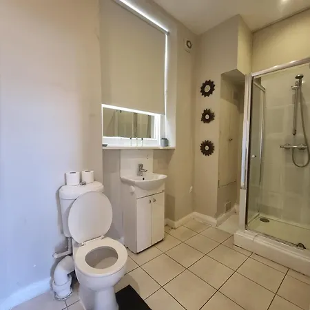 A1-1 Bed Ground Floor Flat In Elephant Castle Apartment *