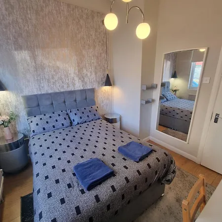 A1-1 Bed Ground Floor Flat In Elephant Castle Apartment *