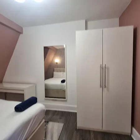 Apartment A8-3rd Floor 3-bed Flat In Elephant And Castle London