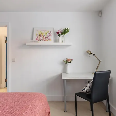 Bright & Cosy 2 Bedroom With Garden In *