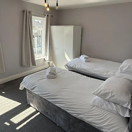 Onsitestays - 4 Bedroom House With 2 Bathrooms Holiday home Welling