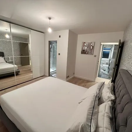 Modern Living, Minutes From London *
