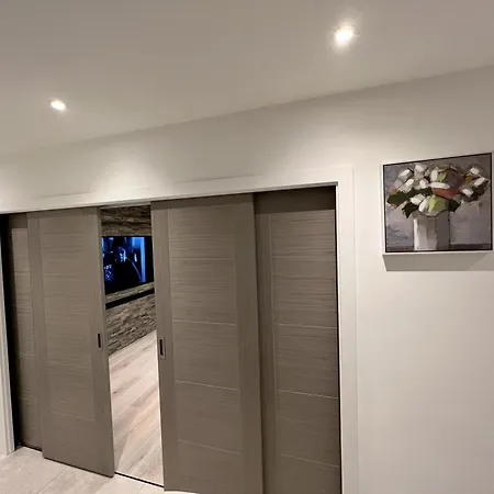 Modern Living, Minutes From London Apartment *