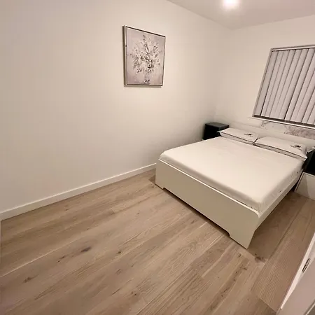 Apartment Modern Living, Minutes From London